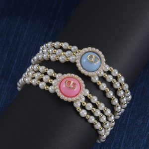 Pearl pendant bracelet