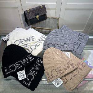 Knitted hat + scarf set autumn and winter fashion bloggers recommend soft and comfortable