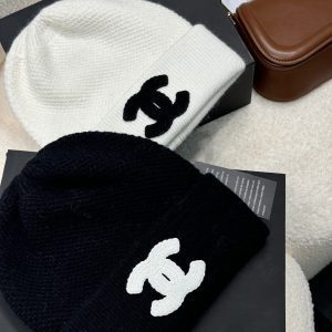 Autumn and winter fashion bloggers recommend soft, comfortable and elastic knitted hats