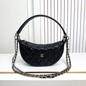 "The crescent-shaped chain bag (handbag & crossbody) is both practical and stylish." — 15 x 22 x 6 cm