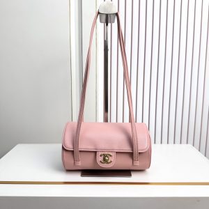 The classic bowling bag features a unique and versatile design that is easy to style. It offers a spacious capacity, measuring 10 × 20.5 × 10 cm.