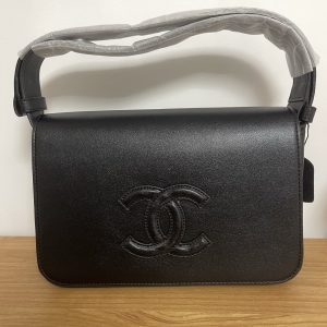 "The Postman Bag"—crafted from matte black cowhide for a stylish aesthetic. 25 x 16 cm.
