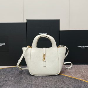 This pebbled-leather handbag and crossbody bag is an exceptional accessory for everyday styling. 17 x 17 x 13 cm.
