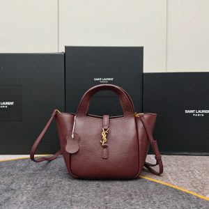 This pebbled-leather handbag and crossbody bag is an exceptional accessory for everyday styling. 17 x 17 x 13 cm.