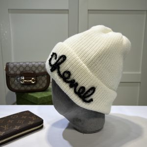 Fall and winter fashion influencer's recommended pearl knit hat