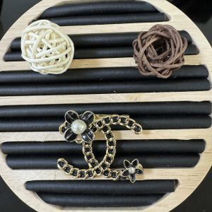 Black petal pearl brooch