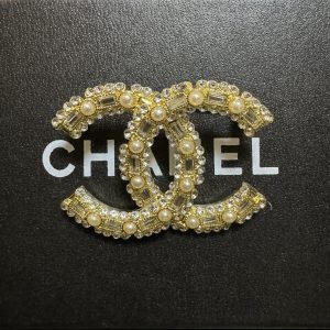 Gold pearl diamond brooch
