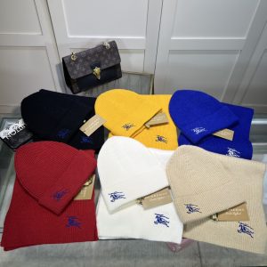 Knitted hat + scarf set autumn and winter fashion bloggers recommend soft and comfortable