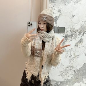 Knitted hat + scarf set autumn and winter fashion bloggers recommend soft and comfortable