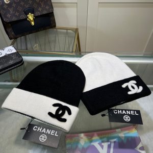 Autumn and winter fashion bloggers recommend soft, comfortable and elastic knitted hats