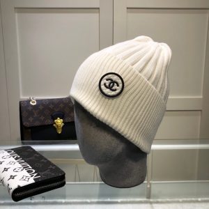 Autumn and winter fashion bloggers recommend soft, comfortable and elastic knitted hats