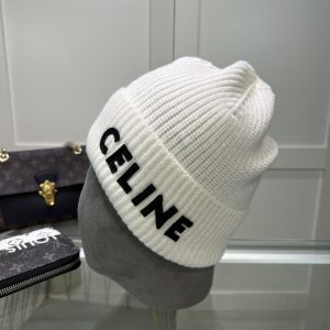 Autumn and winter fashion bloggers recommend soft, comfortable and elastic knitted hats