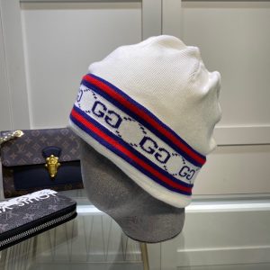 Autumn and winter fashion bloggers recommend soft, comfortable and elastic knitted hats