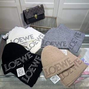 Knitted hat + scarf set autumn and winter fashion bloggers recommend soft and comfortable
