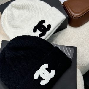 Autumn and winter fashion bloggers recommend soft, comfortable and elastic knitted hats
