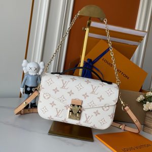 Popular messenger bag of the season 21.5*6*13.5cm