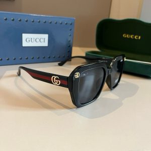 Women’s fashionable large frame sunglasses