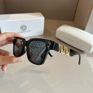 Women’s fashionable large frame sunglasses