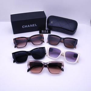 Women’s fashionable large frame sunglasses